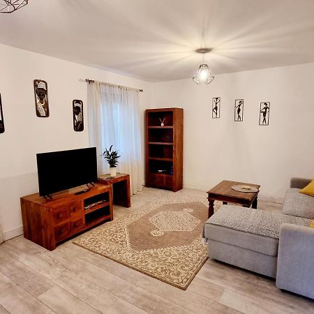 Spacious Two Bedroom Apartment With One Parking Space Thame Bagian luar foto