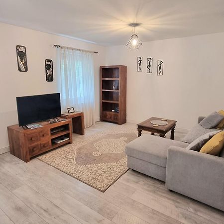 Spacious Two Bedroom Apartment With One Parking Space Thame Bagian luar foto