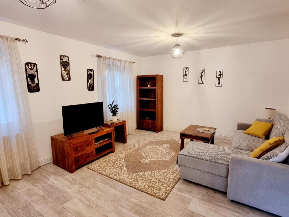 Spacious Two Bedroom Apartment With One Parking Space Thame Bagian luar foto