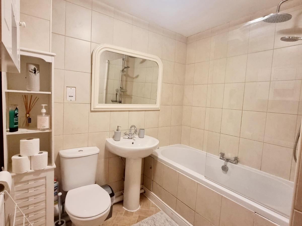 Spacious Two Bedroom Apartment With One Parking Space Thame Bagian luar foto