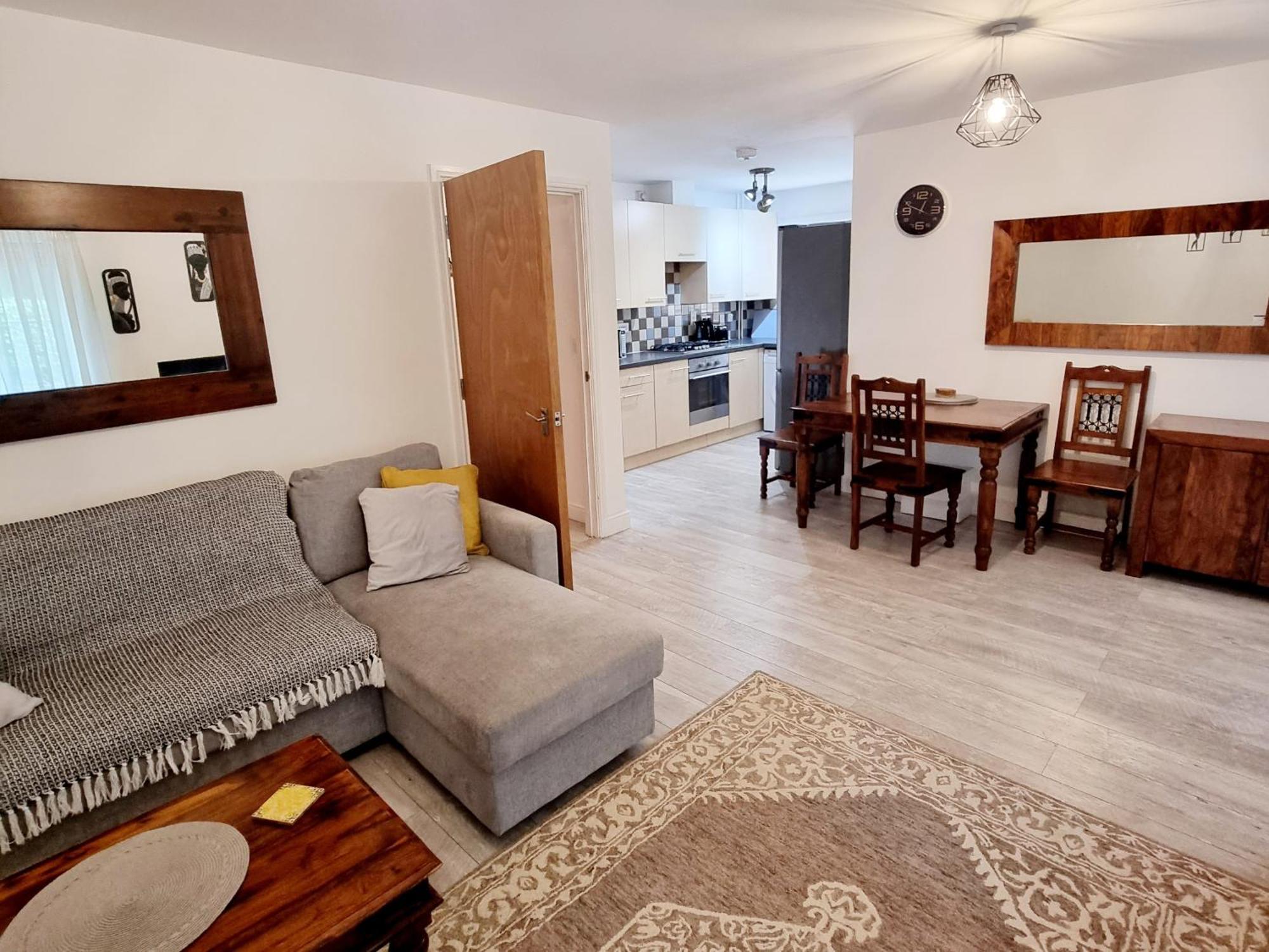 Spacious Two Bedroom Apartment With One Parking Space Thame Bagian luar foto