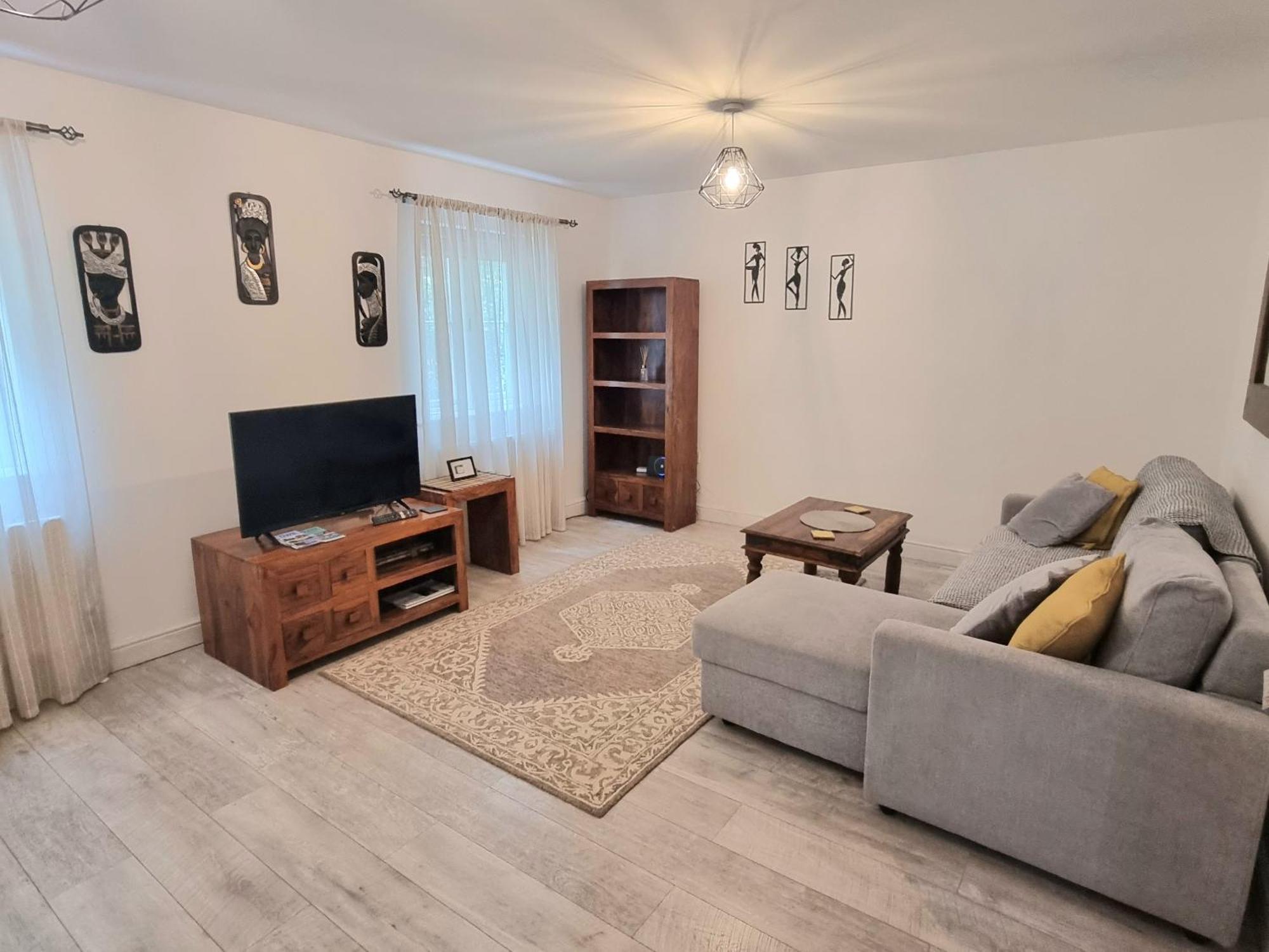 Spacious Two Bedroom Apartment With One Parking Space Thame Bagian luar foto