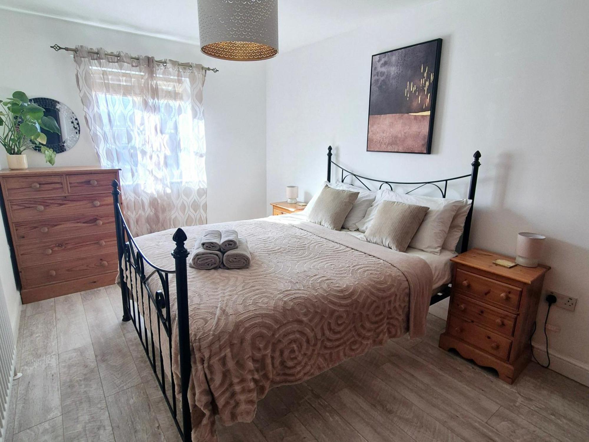 Spacious Two Bedroom Apartment With One Parking Space Thame Bagian luar foto
