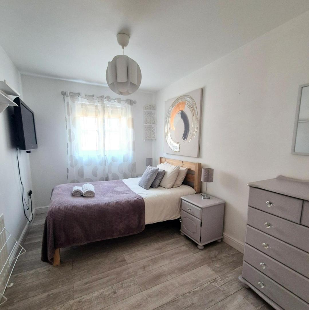 Spacious Two Bedroom Apartment With One Parking Space Thame Bagian luar foto